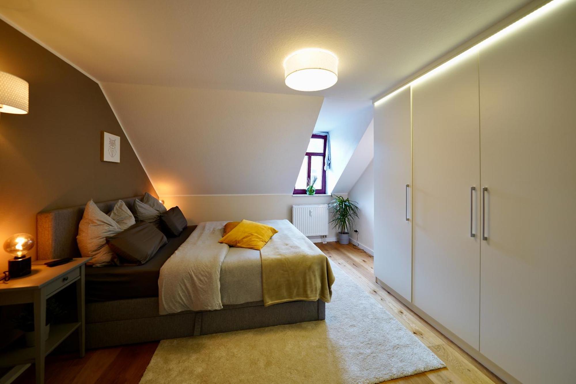 Edler Wohnraum Noble Stadtoase Mit Boxspringbett, Kaffeevollautomat & Parkplatz 츠비카우 외부 사진