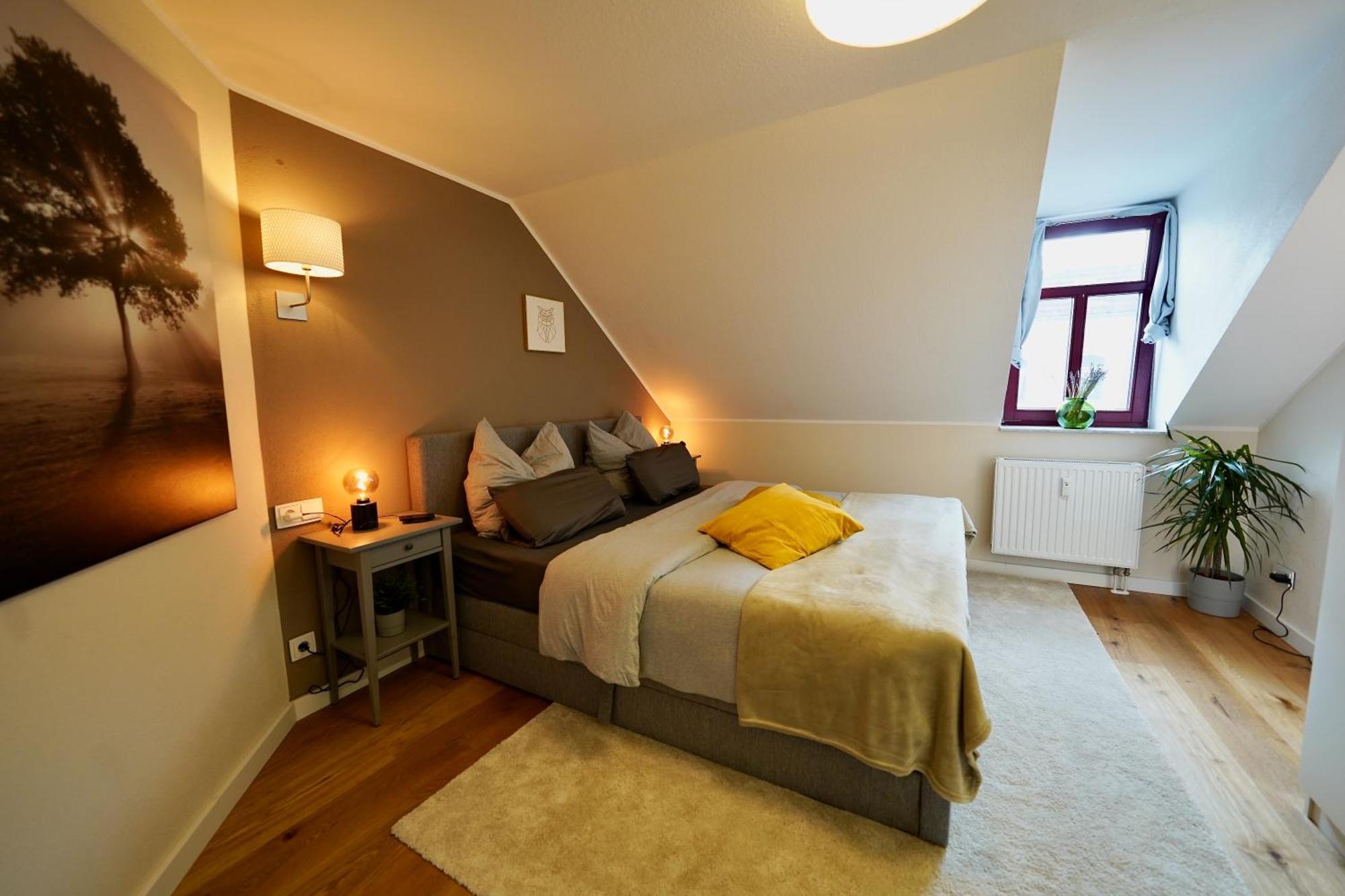 Edler Wohnraum Noble Stadtoase Mit Boxspringbett, Kaffeevollautomat & Parkplatz 츠비카우 외부 사진