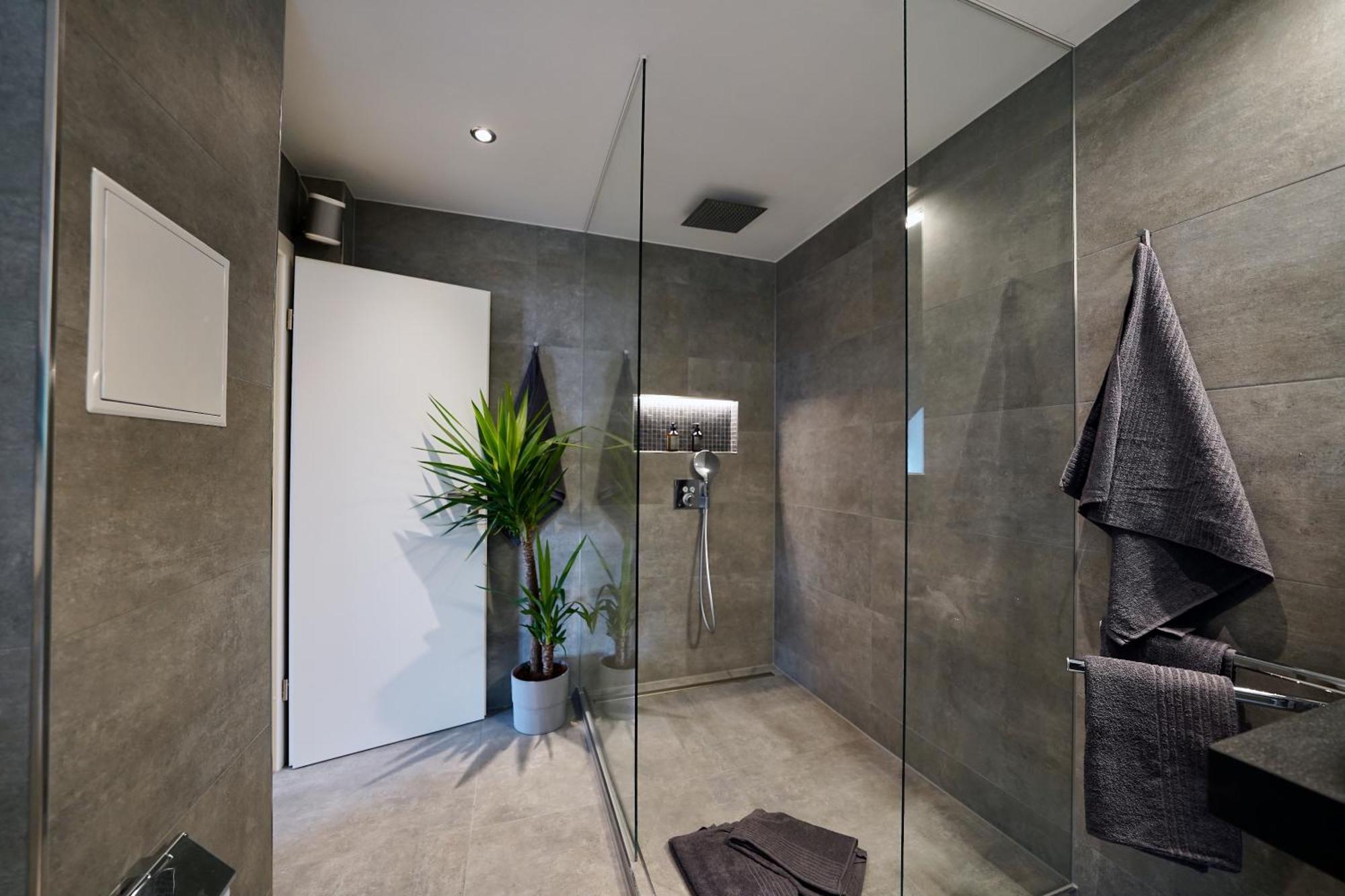 Edler Wohnraum Noble Stadtoase Mit Boxspringbett, Kaffeevollautomat & Parkplatz 츠비카우 외부 사진